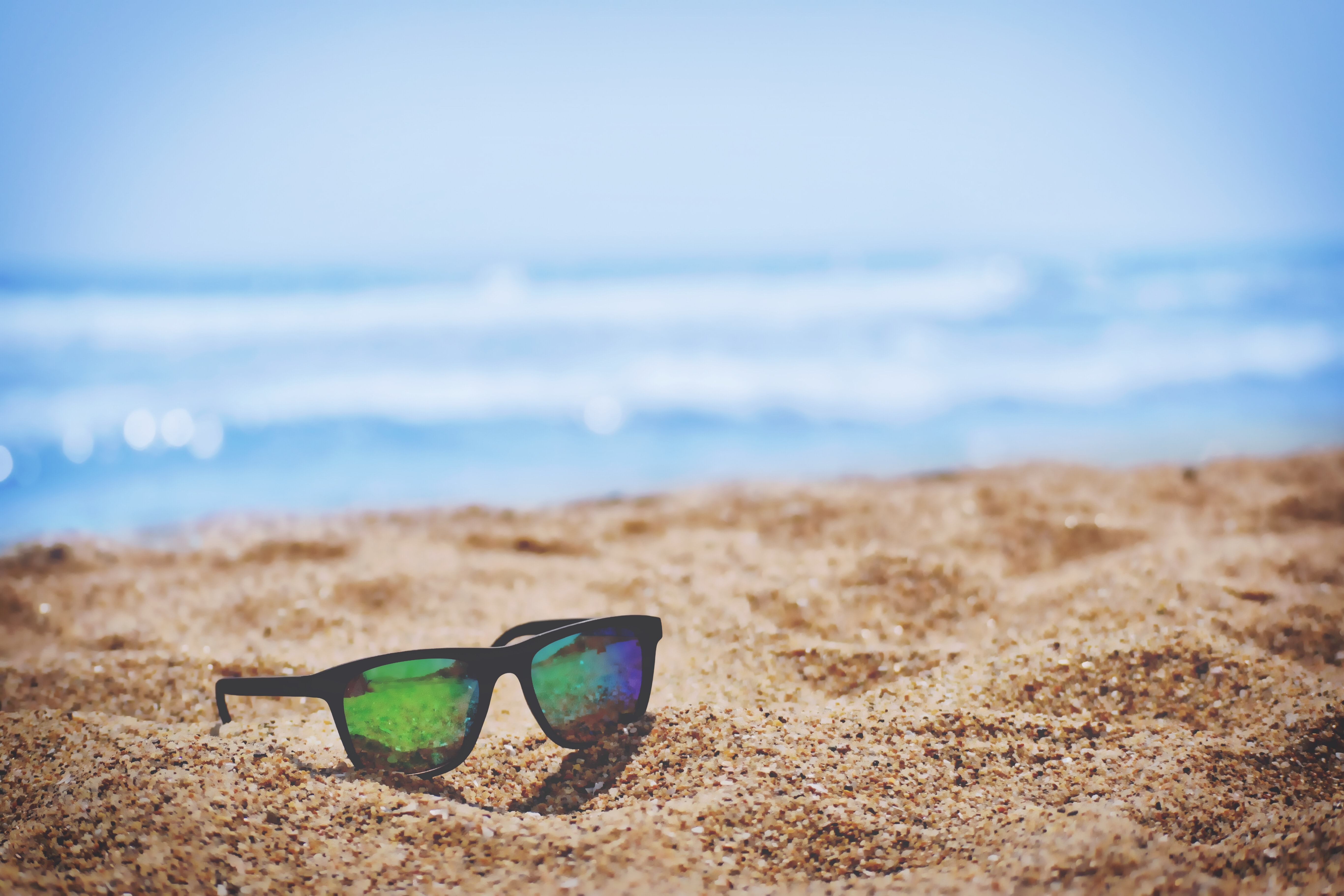 Solglasögon på sandstrand