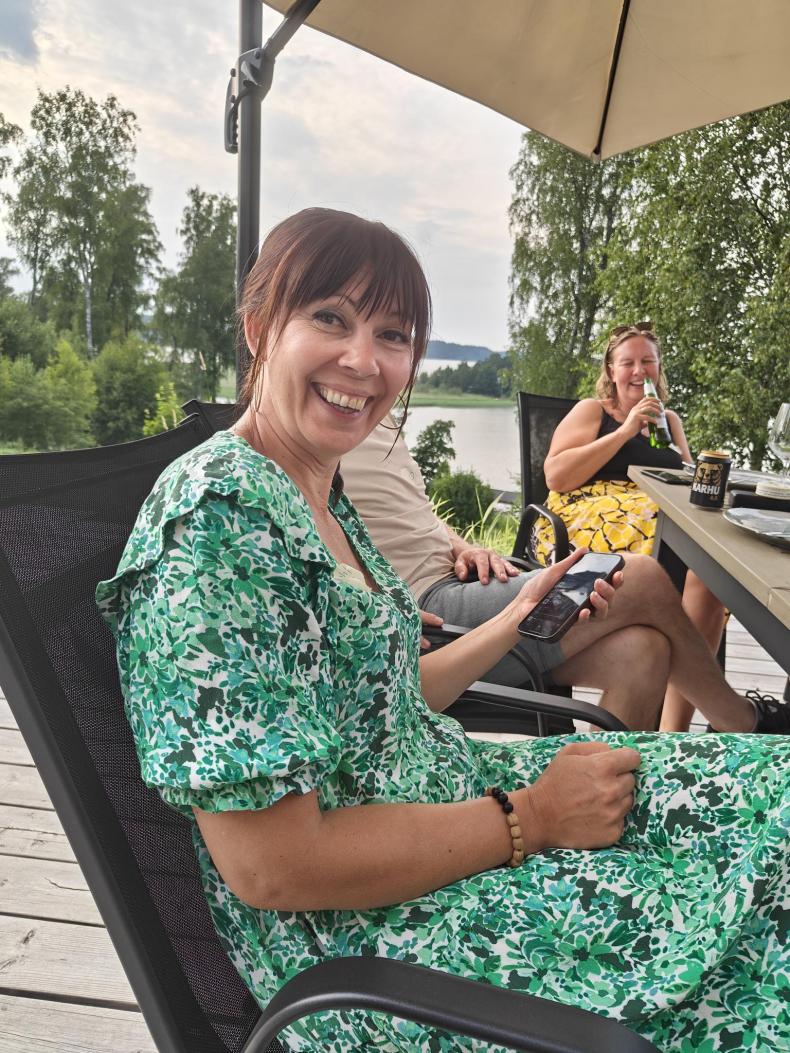 Sofia sitter och skrattar.